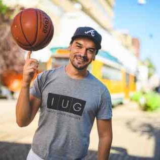 Admir Lukacevic med en basketboll